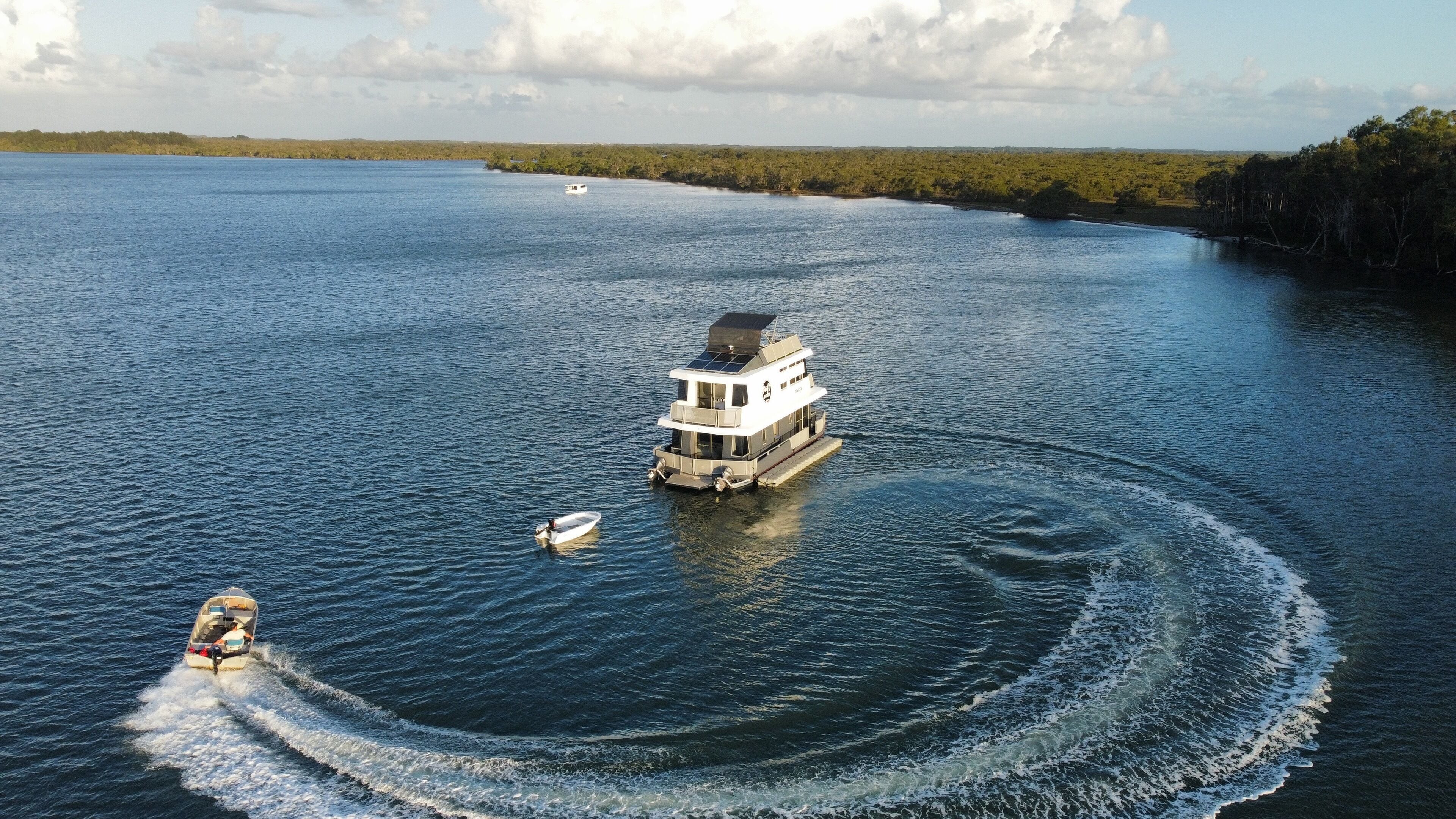 Drift Flotel - Luxury Houseboat Experience — image 22