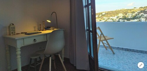 Sea view Cycladic quiet holiday home walking distance to beach,restaurants,cafes