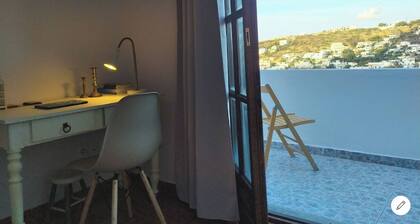 Sea view Cycladic quiet holiday home walking distance to beach,restaurants,cafes