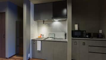 Refrigerador, microondas, parrilla de estufa y utensilios de cocina