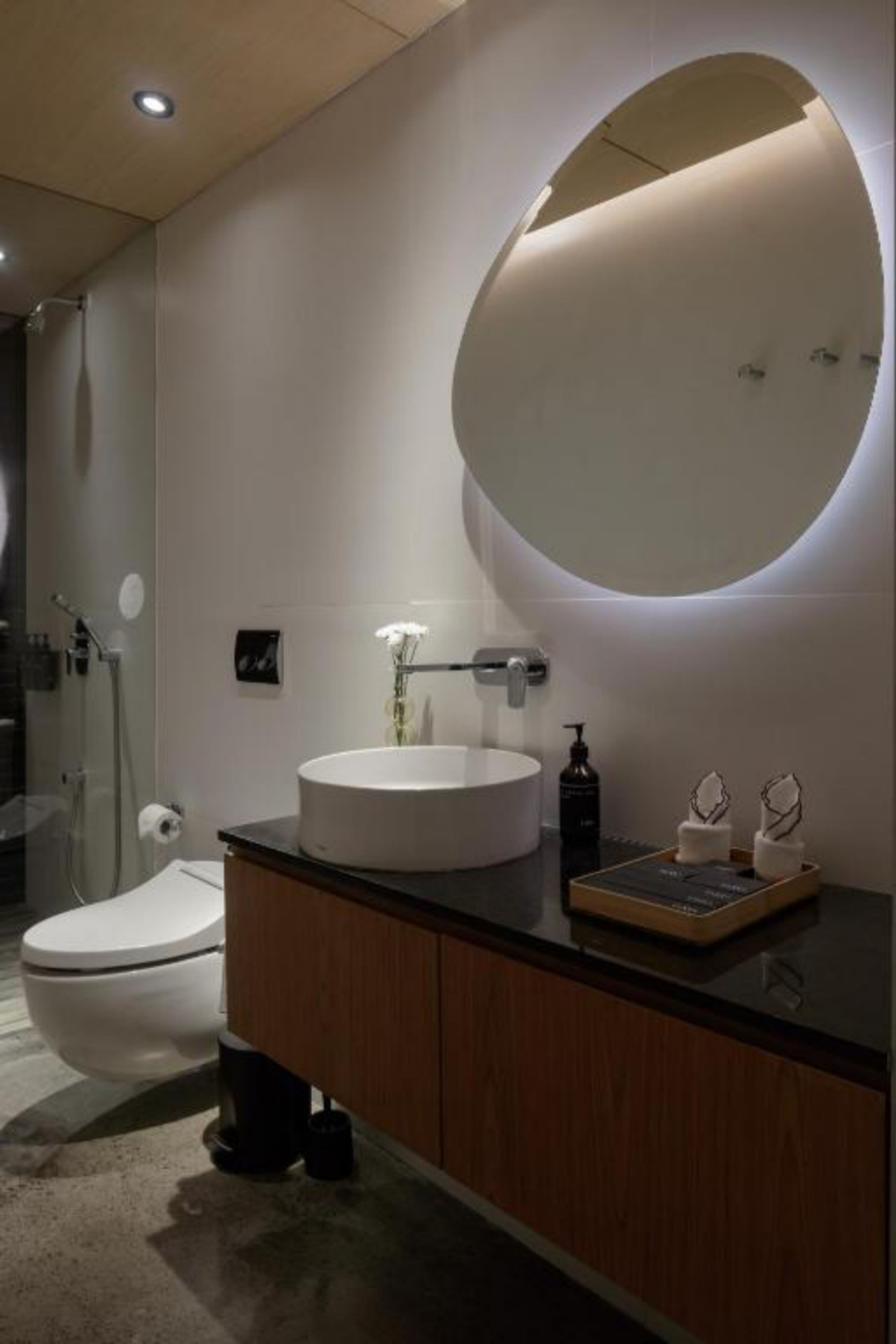 Shower, rainfall showerhead, free toiletries, hair dryer