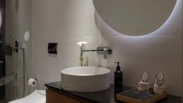 Shower, rainfall showerhead, free toiletries, hair dryer