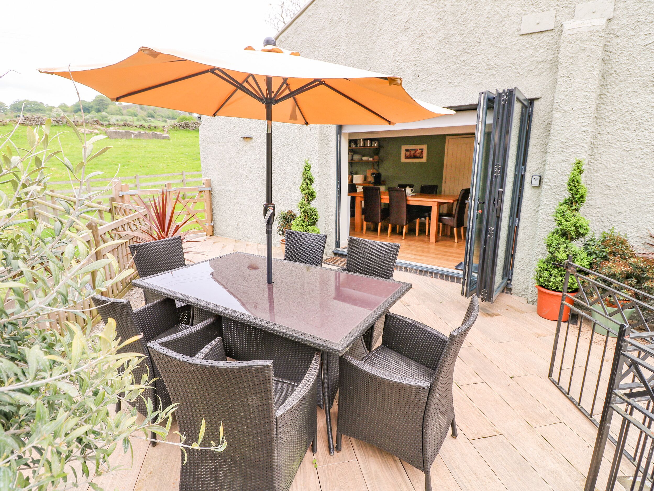 THE OLD COWSHEDS, pet friendly, character holiday cottage in Winster
