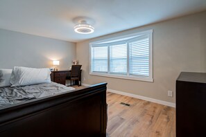 3 slaapkamers, een bureau, een strijkplank/strijkijzer, wifi