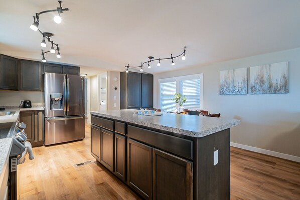 Refrigerador, microondas, horno y parrilla de estufa 