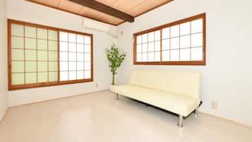 Basic house (bookings for 1-4pax will be on 1F for 2 rooms, 5-6pax for 3 rooms, 7-9pax for 4 rooms) | Down comforters, free WiFi
