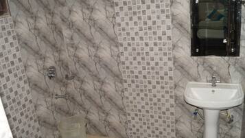 Deluxe Double Room, Multiple Bedrooms, Non Smoking, City View | Bathroom | Shower, towels