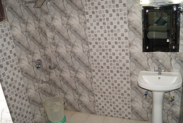 Habitación doble Deluxe, varias habitaciones, para no fumadores, vista a la ciudad | Baño | Regadera y toallas 