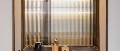 Una kitchenette pequeña equipada con cafetera, hervidor y un desayunador.