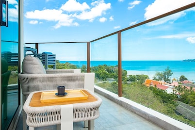 Modern apt, full sea View, 5min walk to kamala beach, pick up Airport service