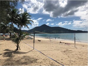 Una playa cerca, sillas reclinables de playa, toallas de playa