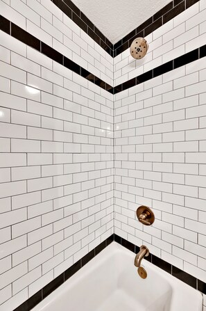 Ensemble baignoire-douche, séchoir à cheveux, serviettes fournies, savon