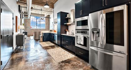 Crusader Bear Hut- Downtown Waco- Steps To The Silos