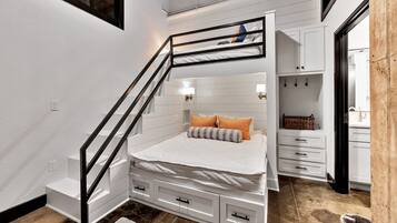 3 bedrooms, desk, iron/ironing board, travel crib