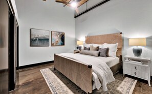 3 habitaciones, escritorio y tabla de planchar con plancha