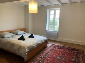 4 bedrooms, iron/ironing board, travel crib, free WiFi - Pretty renovated farmhouse (Belleserre)