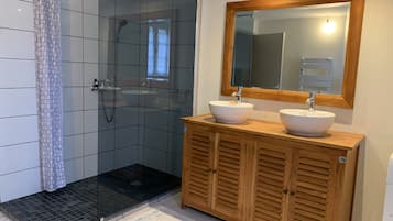 Douche, sĂšche-cheveux, serviettes fournies, papier toilette