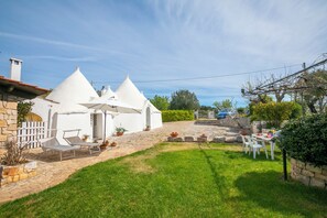 Outdoor dining - La Casa Sulla Roccia Trulli Pool (Monopoli)
