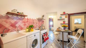Apartemen Keluarga, beberapa kamar (La Casa Sulla Roccia Trulli Pool) | Dapur pribadi | Lemari es, microwave, oven, dan kompor