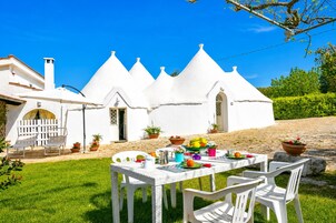 Appartamento familiare, 2 camere da letto, caminetto (La Casa Sulla Roccia Trulli Pool) | Ristorazione all'aperto
