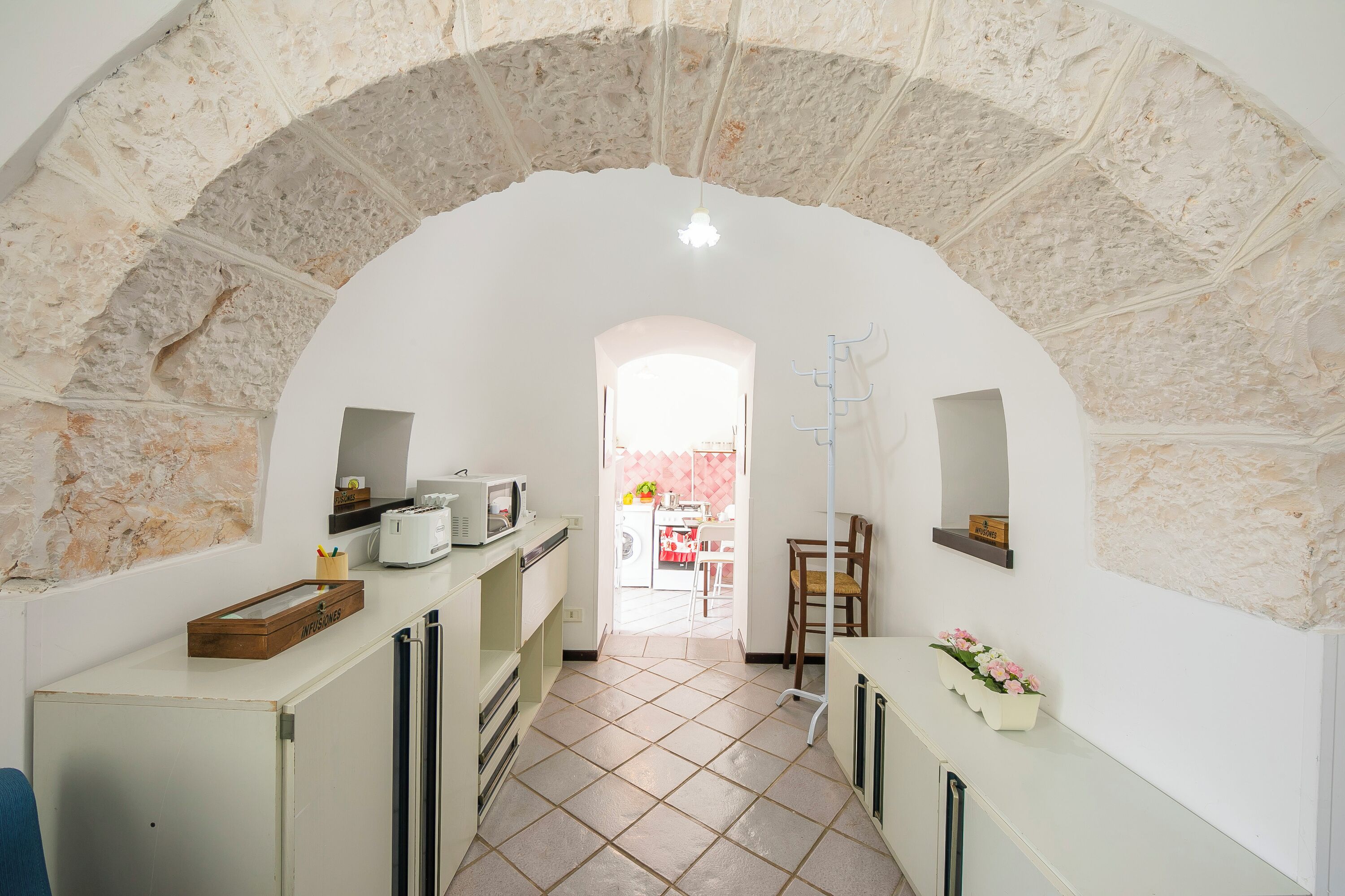 Apartamento família, vários quartos (La Casa Sulla Roccia Trulli Pool) | Cozinha privada | Geladeira, micro-ondas, fogão, cooktop