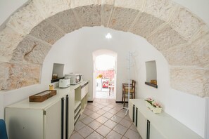 Departamento familiar, varias habitaciones (La Casa Sulla Roccia Trulli Pool) | Cocina privada | Refrigerador, microondas, horno y parrilla de estufa 