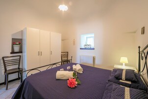 Appartamento familiare, 2 camere da letto, caminetto (La Casa Sulla Roccia Trulli Pool) | 2 camere, lenzuola