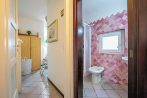 Family Apartment, Multiple Bedrooms (La Casa Sulla Roccia Trulli Pool) | Bathroom | Shower, hair dryer, bidet, towels - La Casa Sulla Roccia Trulli Pool (Monopoli)