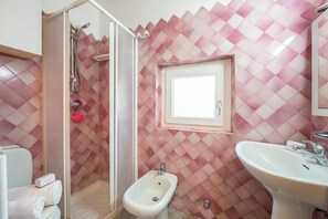 Family Apartment, Multiple Bedrooms (La Casa Sulla Roccia Trulli Pool) | Bathroom