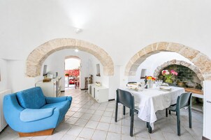 Appartamento familiare, 2 camere da letto, caminetto (La Casa Sulla Roccia Trulli Pool) | Pasti