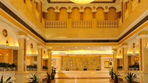 A grand lobby with a high ceiling, ornate columns, and a large chandelier. - Vienna International Hotel (Kunshan Qingyang North Road Wanda) (Suzhou)