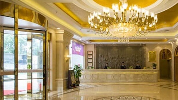 A lobby with a grand chandelier, a reception desk, and a marble floor. - Vienna International Hotel (Kunshan Qingyang North Road Wanda) (Suzhou)
