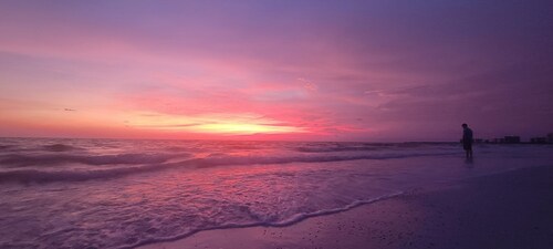 Private Beach FREE Parkng Waterfront townhouse w/canal view & multiple balconies