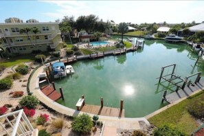 Una piscina al aire libre, una piscina climatizada