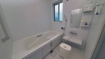 Basic House | Bathroom | Free toiletries, hair dryer, bidet, towels