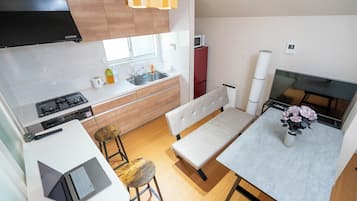 Basic House | Living area | 42-inch TV with satellite channels, fireplace, first-run movies