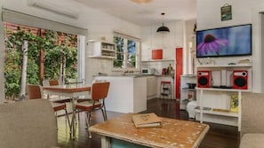 Smart TV - Frankies Beach House (Byron Bay)