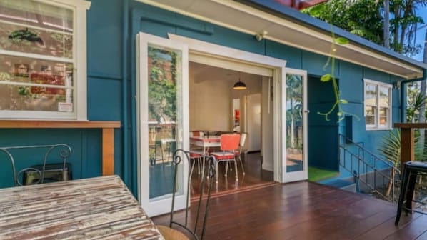 Outdoor dining - Frankies Beach House (Byron Bay)