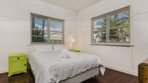 5 bedrooms, WiFi, bed sheets - Frankies Beach House (Byron Bay)