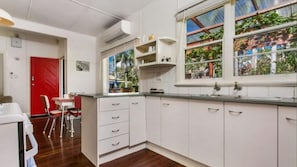 Fridge, microwave, oven, stovetop - Frankies Beach House (Byron Bay)