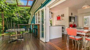 Outdoor dining - Frankies Beach House (Byron Bay)