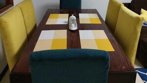 Deluxe-Apartment | Essbereich im Zimmer
