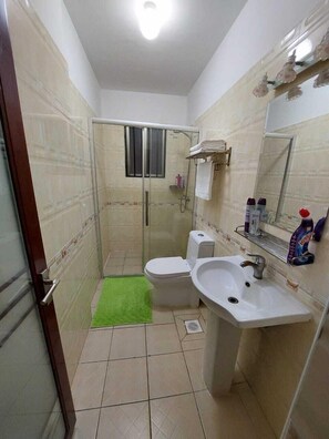 Deluxe Apartment | Bathroom | Shower, free toiletries, bidet, towels - Stay.Plus Kirichwa Road Apartment (Nairobi)