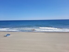 På stranden