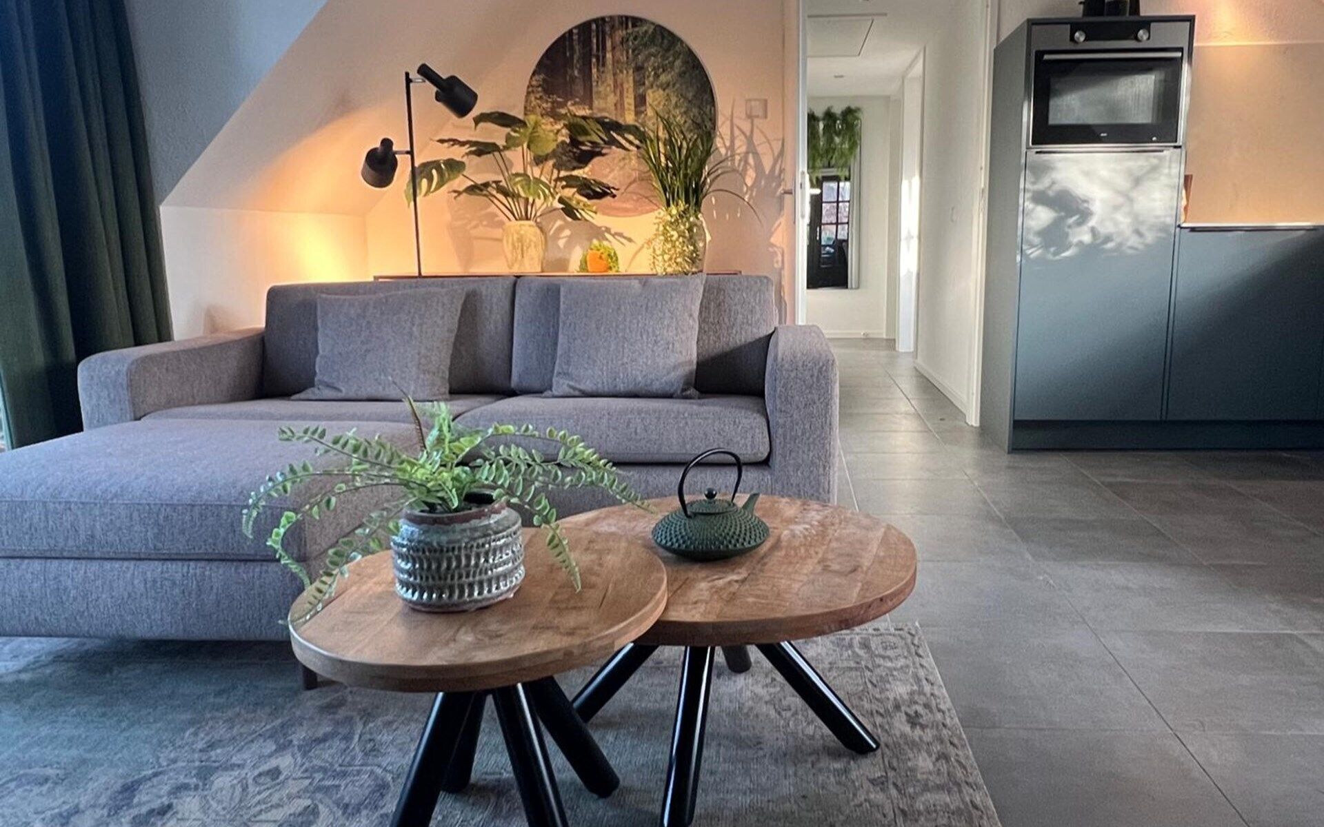 Een televisie en een open haard