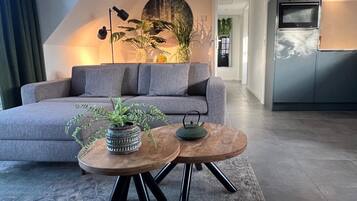 Een televisie en een open haard