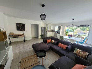 Televisie, een tafeltennistafel en boeken