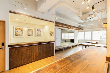 Cortinas blackout, wifi gratis y ropa de cama