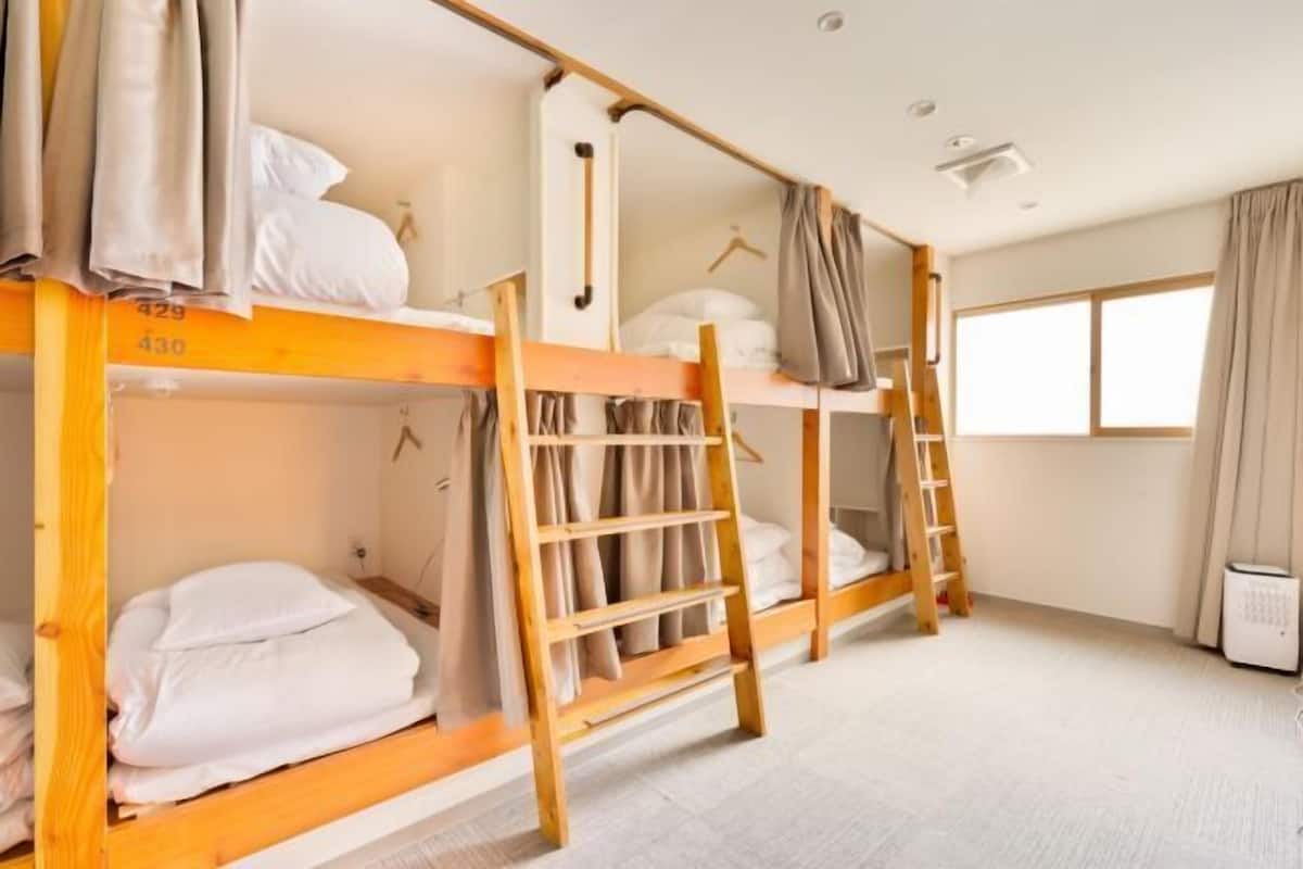 Cortinas blackout, wifi gratis y ropa de cama