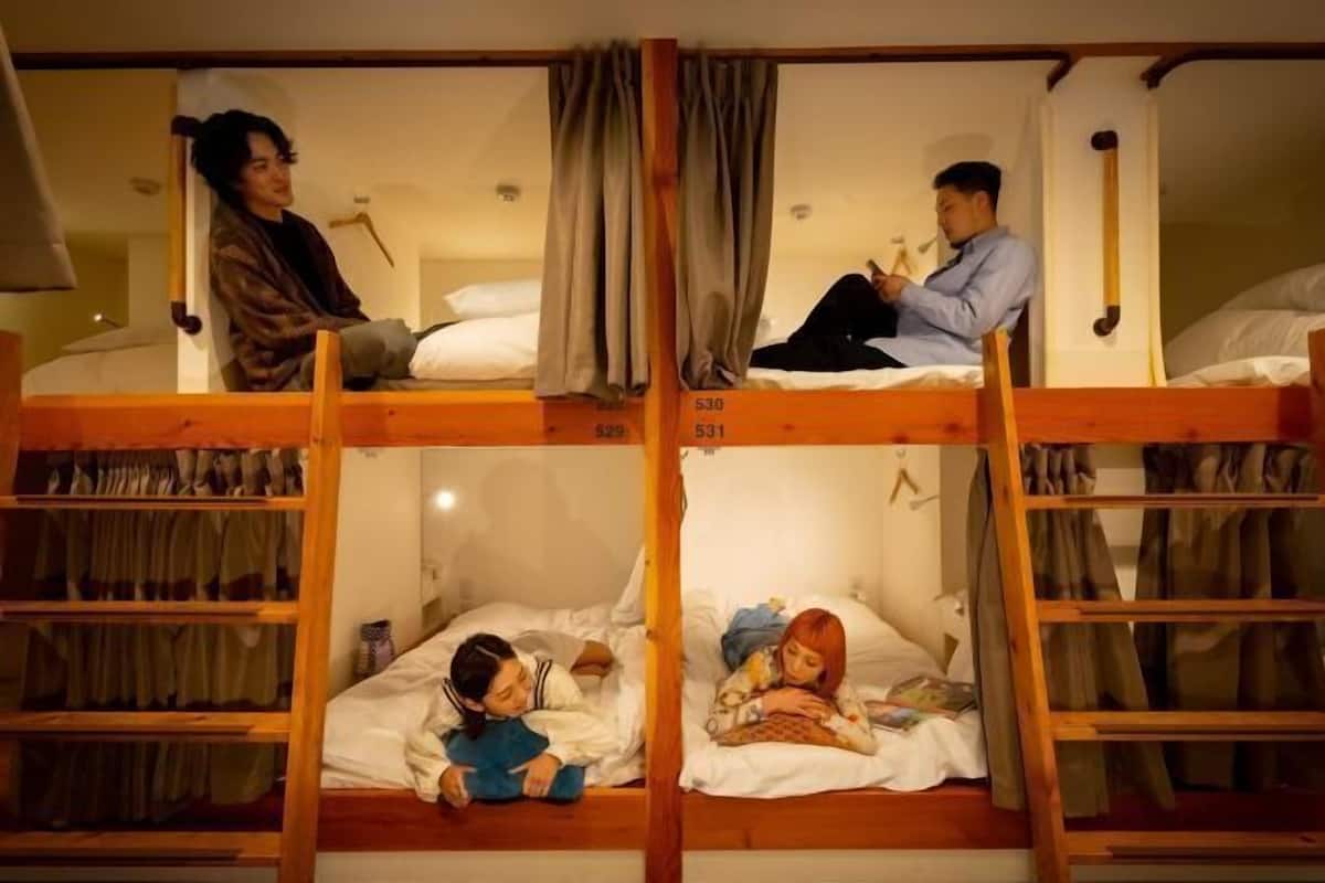 Cortinas blackout, wifi gratis y ropa de cama